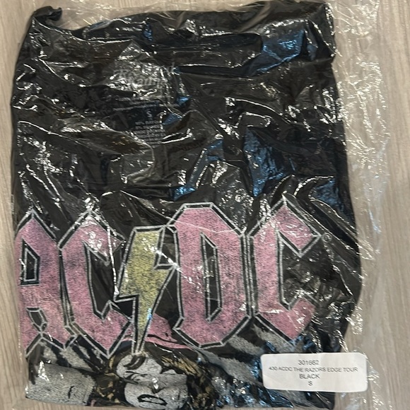 Recycled Karma AC/DC The Razors Edge Tour Black Cold Shoulder Tee small - Picture 3 of 5